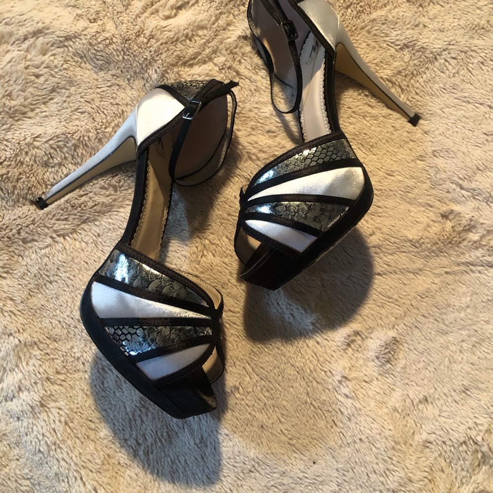 MADISON BY SHOEDAZZLE Women 10 Silver Ankle Strap Platform Peep Toe Sandals Heel